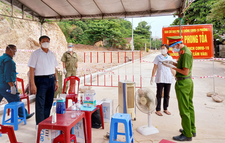 Thứ trưởng Bộ Y tế Đỗ Xuân Tuyên kiểm tra thực tế một khu phong tỏa tại TP Tuy Hòa. Ảnh: TRẦN QUỚI